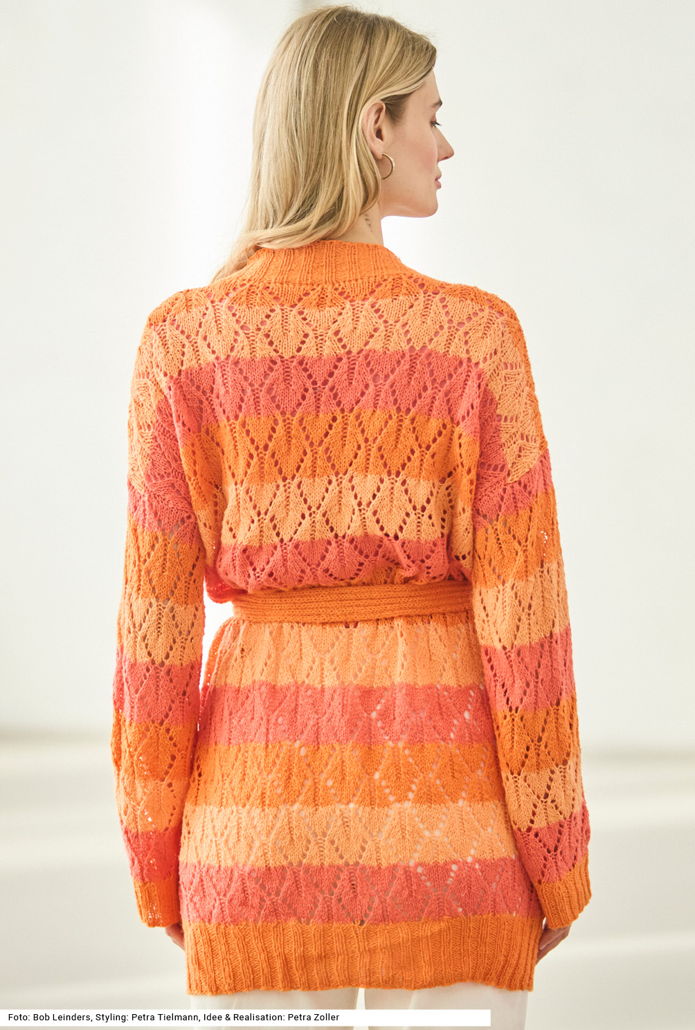 Modellansicht Bild 5: Jacke im Ajourmuster mit Gürtel
