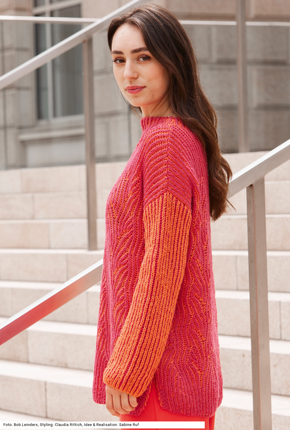 Modellansicht Bild 3: Pulli mit zweifarbigem Patent (Brioche) in Orange und Pink