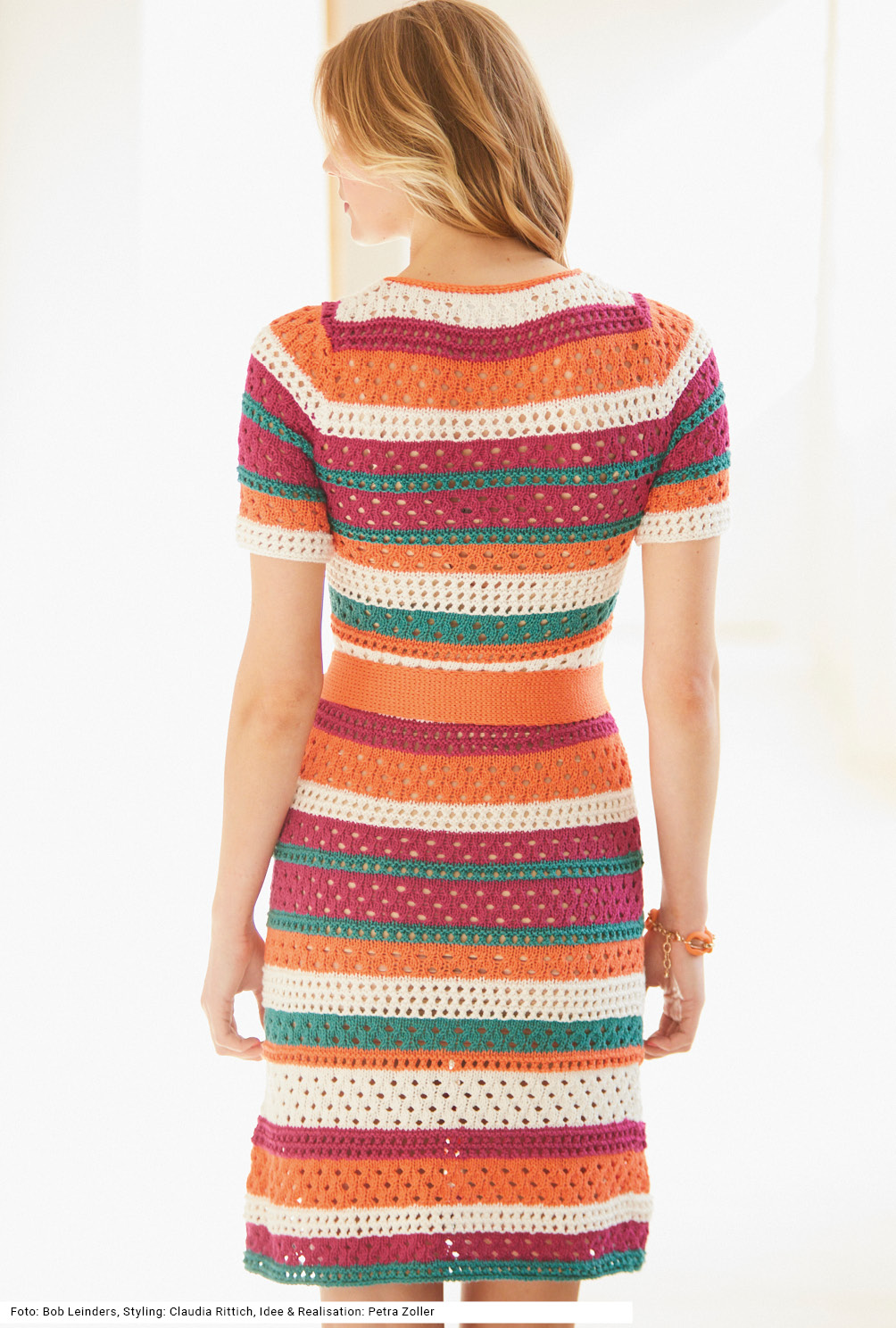 Modellansicht Bild 5: Gestreiftes Kleid in Orange, Pink, Natur und Petrol mit Gürtel