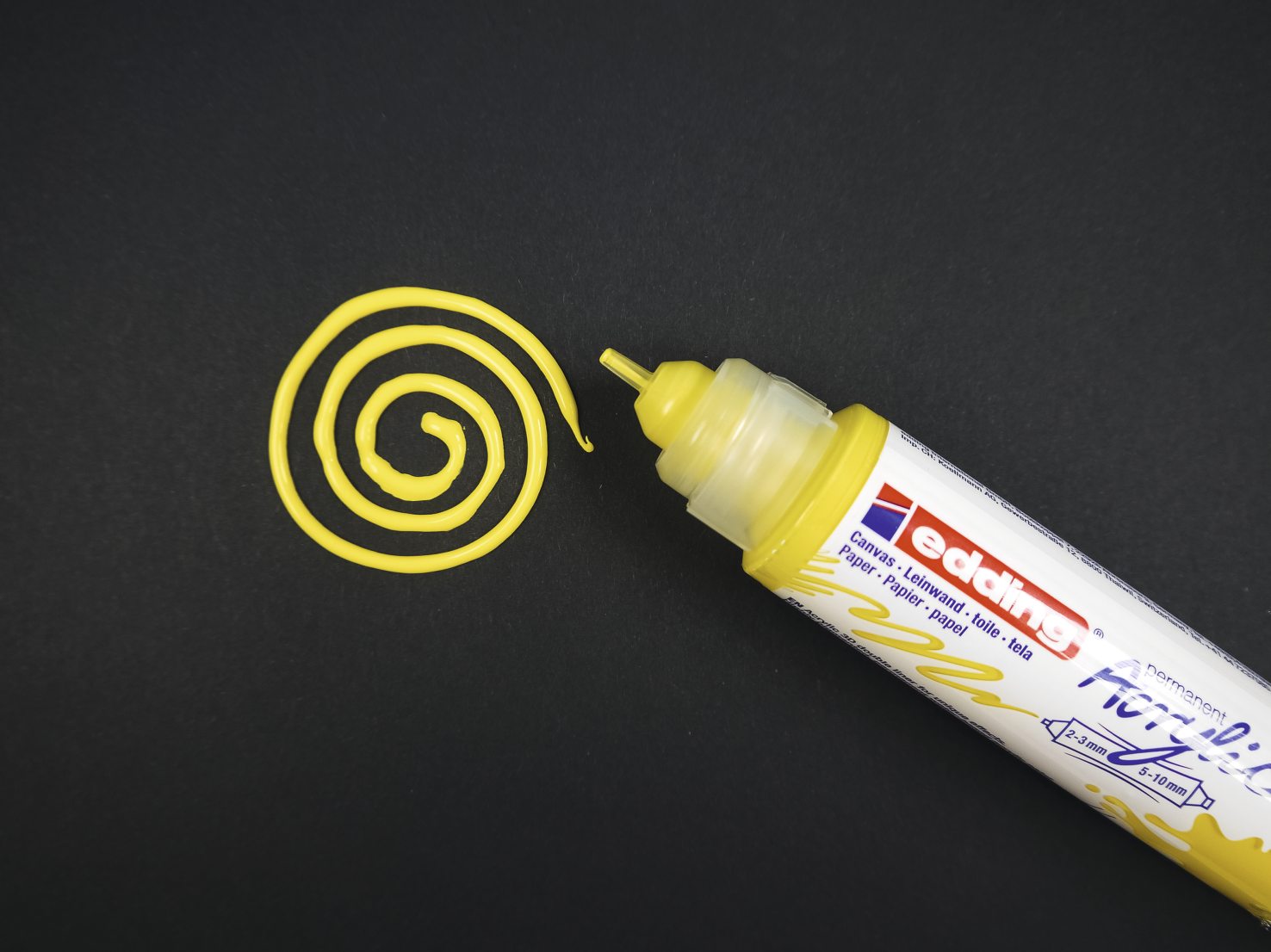 Gelbe Farbe in Spiralform, lebhafte Kreise, klare Konturen. Kreativ, auffällig, künstlerisch.