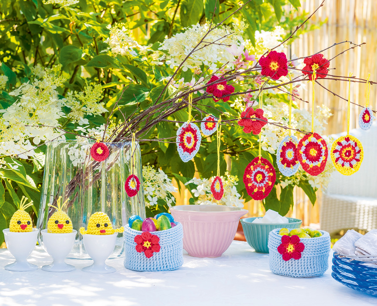 4teiliges Osterdeko-Häkel-Set mit Eiern, Küken, Blumen und Geschenkschale