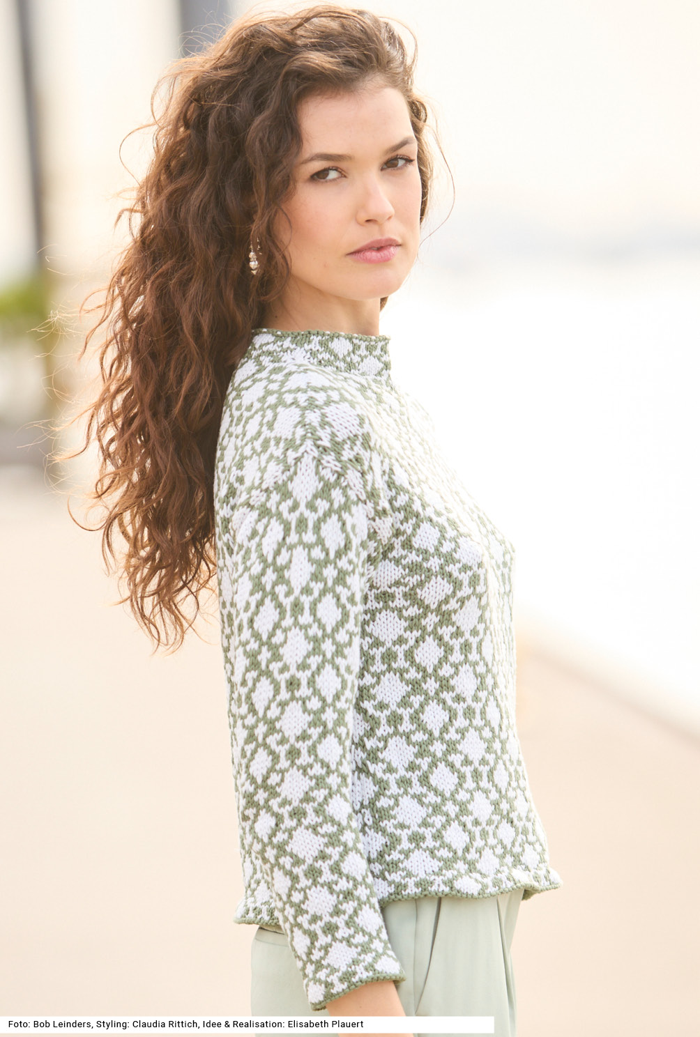 Modellansicht Bild 4: Jacquardpullover mit Stehkragen