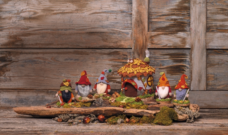 Handgemachte Zwerge mit roten, blauen Hüten, filigrane, verzierte Muster. DIY-Charme, Herbstthema.