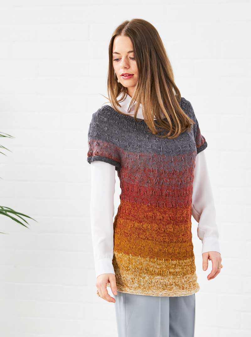 Handgemachter Pullover mit warmem Farbverlauf und kurzen Ärmeln. Modisch und einzigartig.