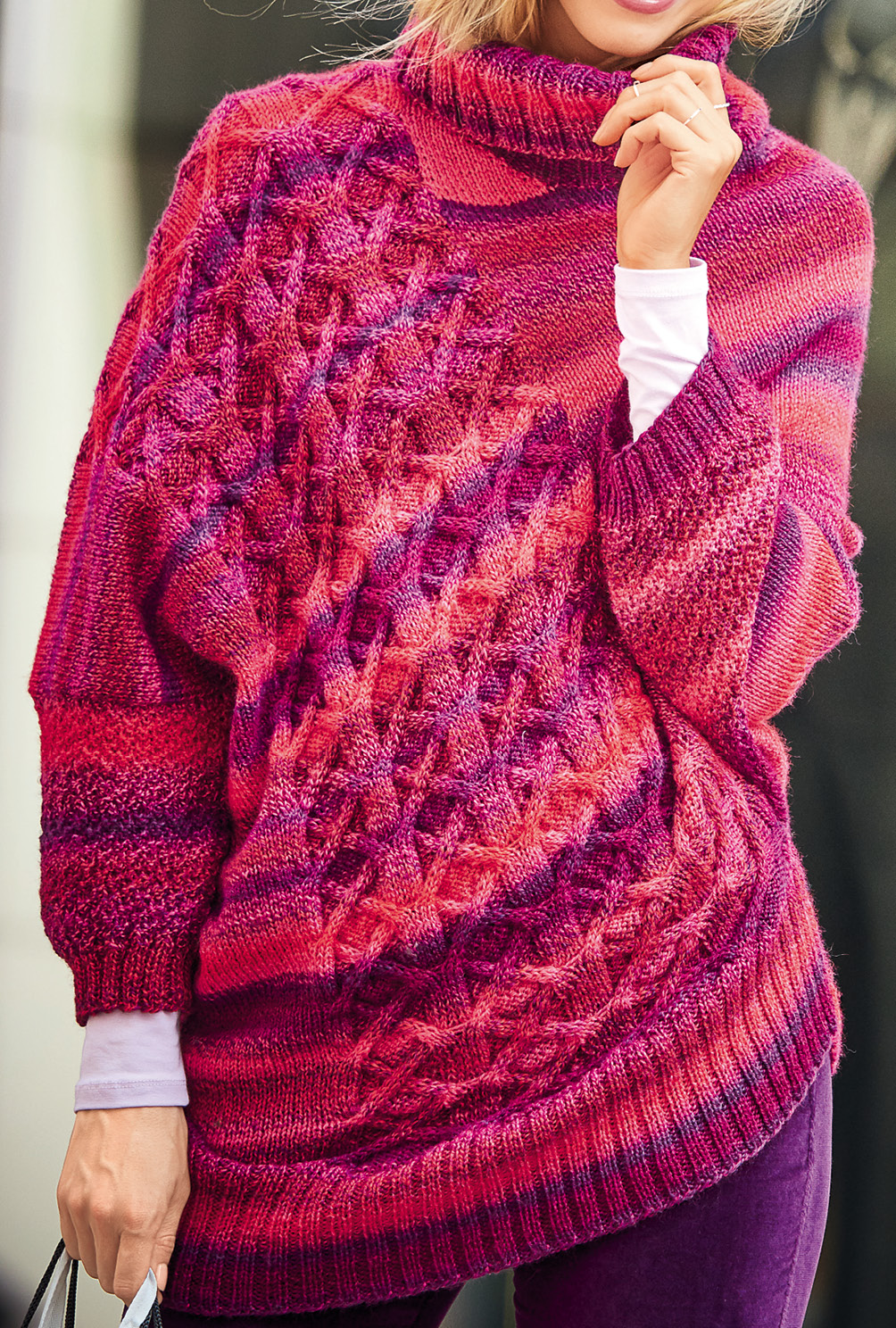 Asymmetrischer Poncho-Pulli im Farbverlauf von Rosa bis Rot