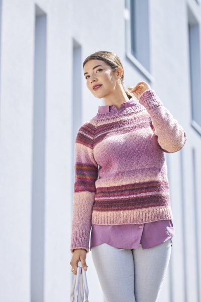 Rosafarbener Pullover mit Streifenmuster, lockerem Schnitt, handgemacht; kombiniert mit lila Hemd.