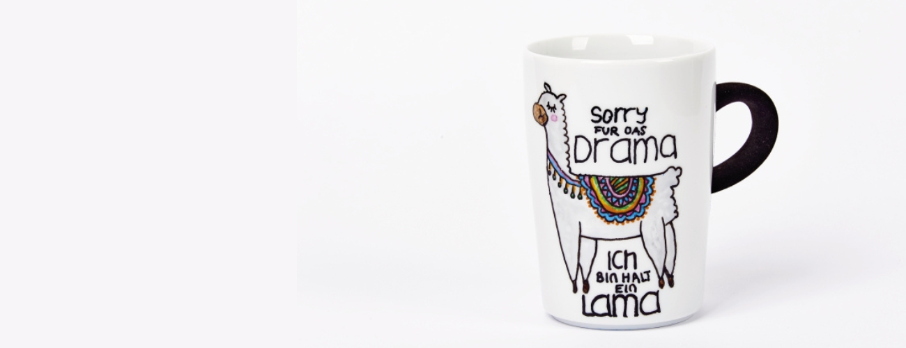 Weiße Tasse mit farbenfrohem Lama-Print. Humorvoller DIY-Stil, handgezeichnet, perfekt für Lama-Fans.
