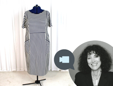 Schwarz-weiß gestreiftes Kleid mit kurzen Ärmeln und Taschen; modisch, musterhaft, elegant geschnitten.