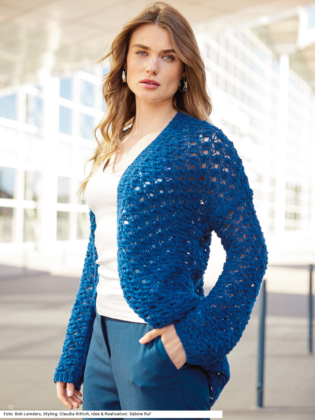 Modellansicht Bild 1: Jacke mit Gürtel im Ajourmuster in Dunkelblau