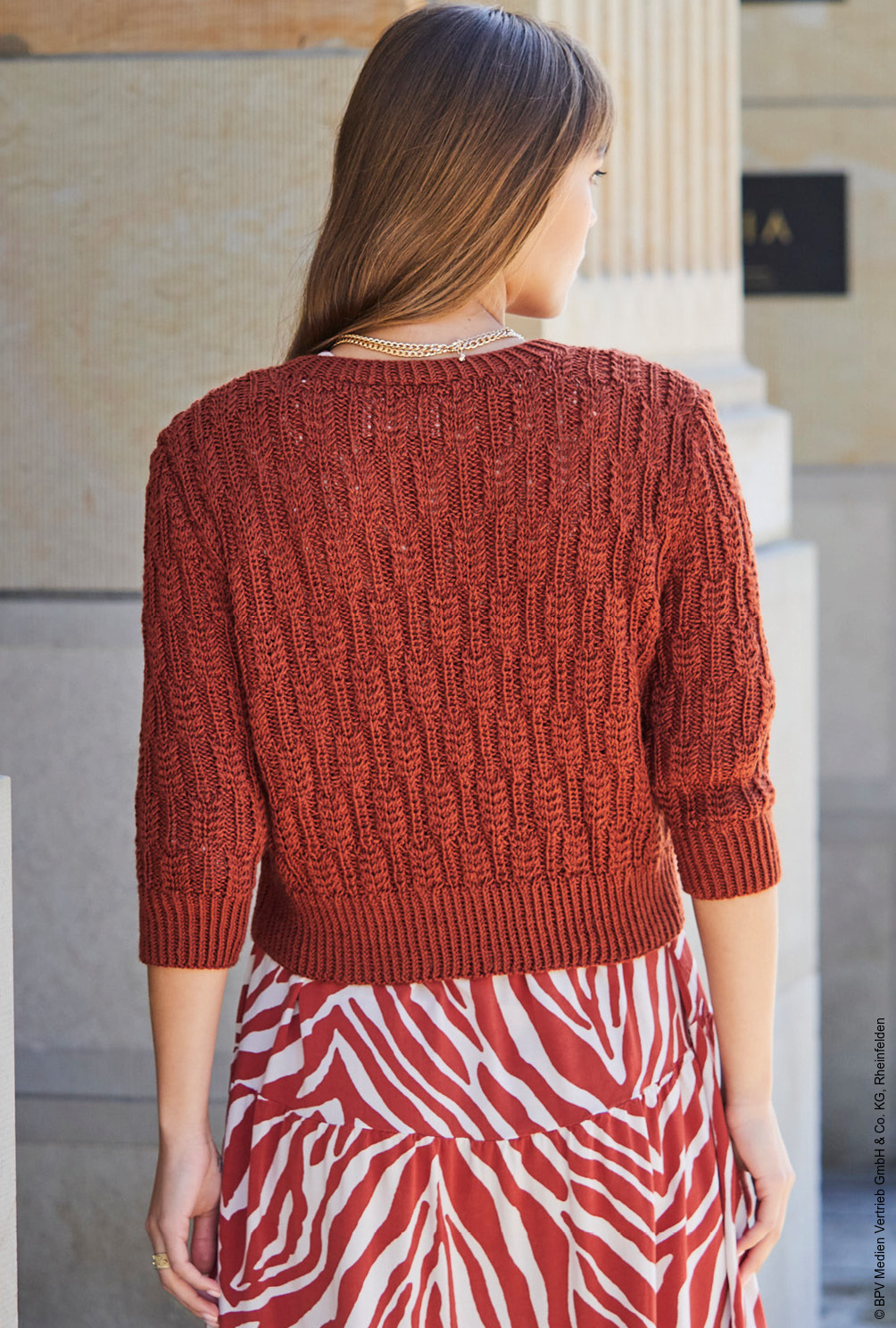 Modellansicht Bild 5: Jacke mit Zopf-Strukturmuster in Braun