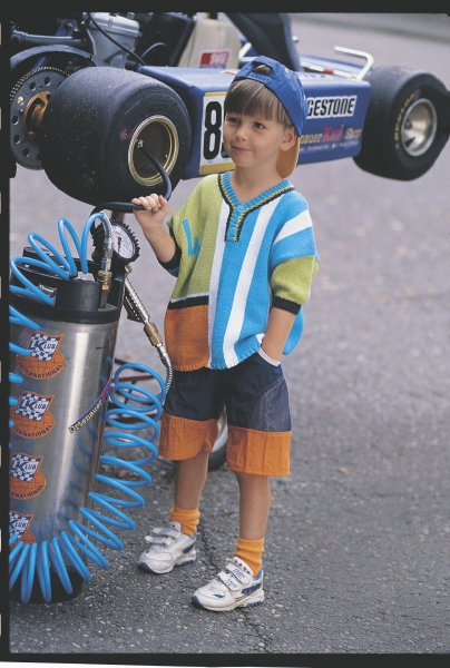 Modischer Pullover in Blau-Grün-Streifen, DIY-Look; kurze Hose in Orange und Dunkelblau, sportlicher Schnitt.