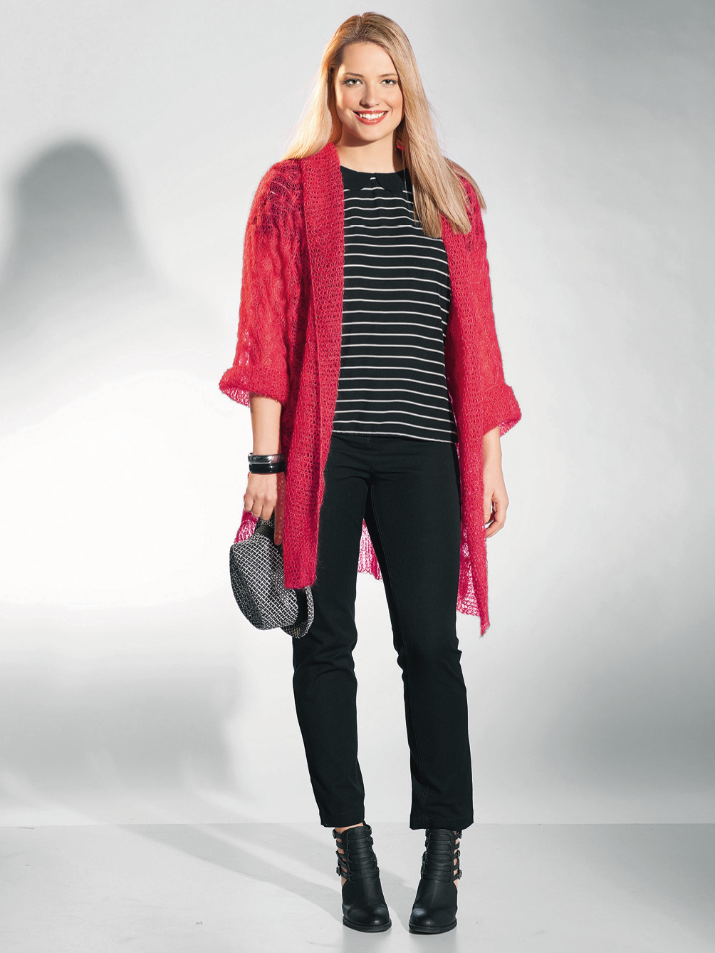 Quer getrickte rote Mohairjacke mit Zopfmuster