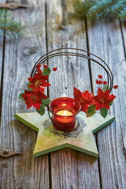 DIY-Stern mit rotem Glas, filigranen Drahtbögen und roten Blüten. Handgefertigt und stilvoll dekoriert.
