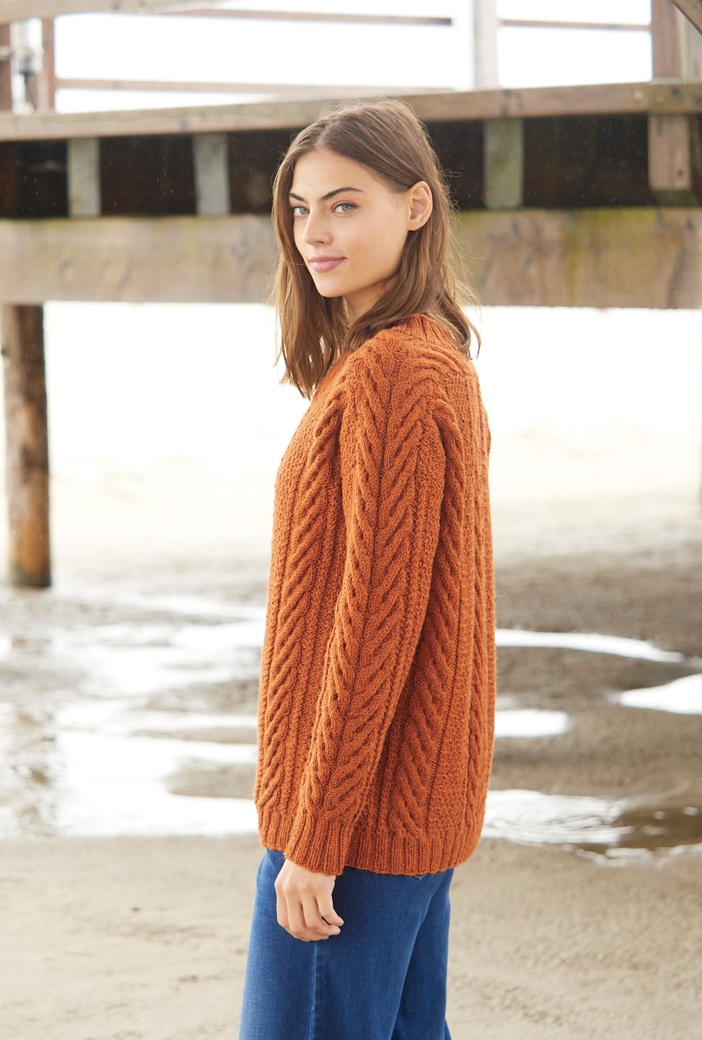 Modellansicht Bild 3: Musterpulli mit Schulterpasse in Kürbisbraun