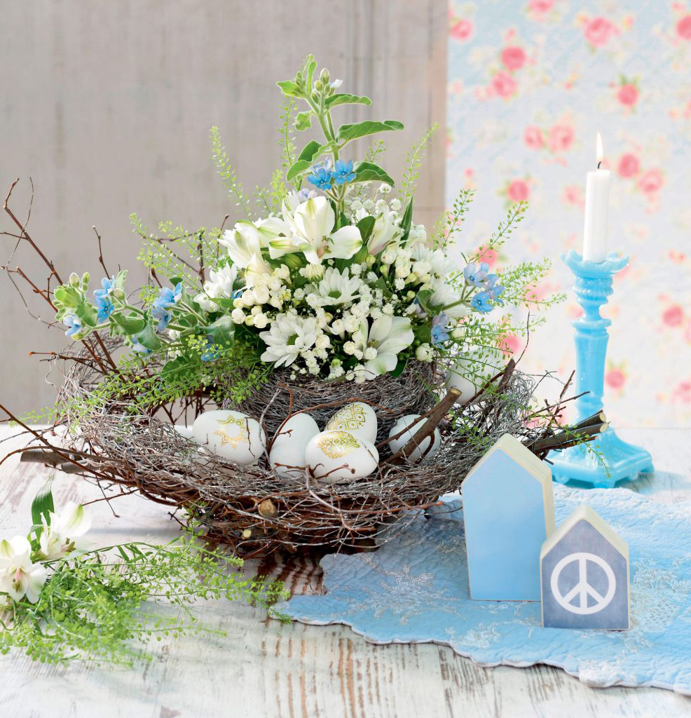 Natürliches Nestdesign, weiße und blaue Blüten, modischer Kerzenhalter, DIY-Deko im Boho-Stil.