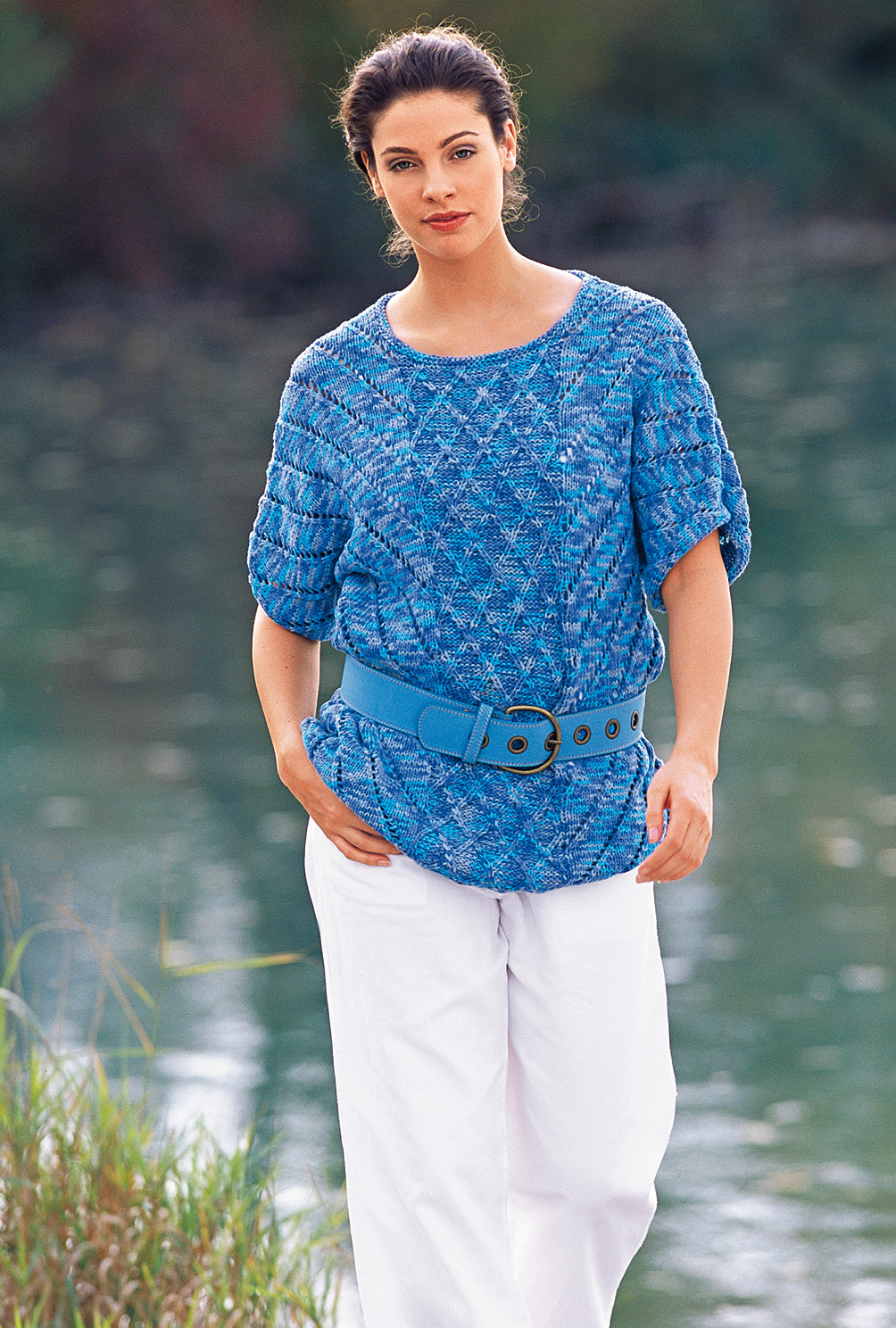 Modellansicht Bild 2: Kurzarmpulli mit diagonalem Lochmuster in Meeresfarben