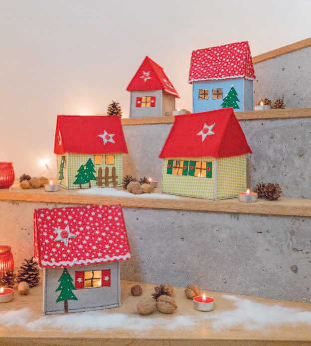 Bunte, selbstgemachte Papierhäuser mit roten Dächern, gestricktes Muster, perfekt für festliche Dekoration.