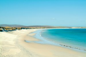Helle, fließende Stoffe in Sandtönen; minimalistisch und modern, ideal für den Strand.