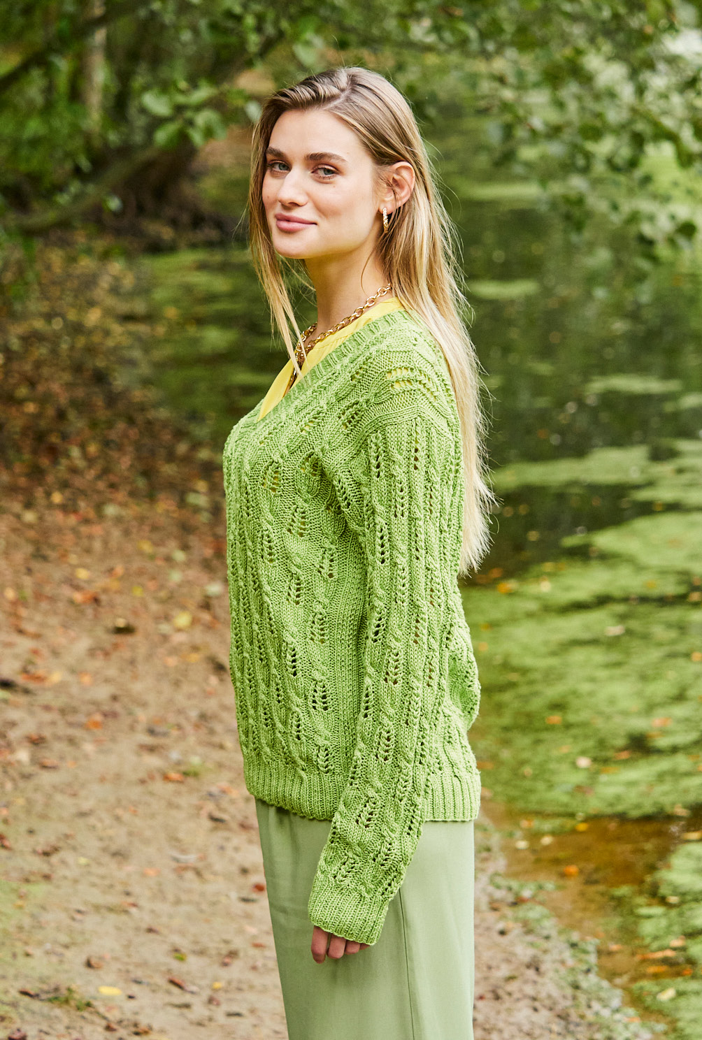 Strickset - Pullover mit V-Ausschnitt und Zopf-Lochmuster in Grün in Gr. 38/40