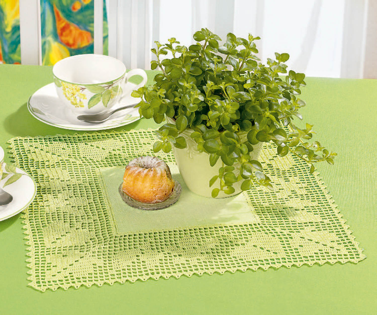 Grüne, handgemachte Häkeldecke, floral verziert, modische Ergänzung zum Geschirr, harmonischer DIY-Stil.