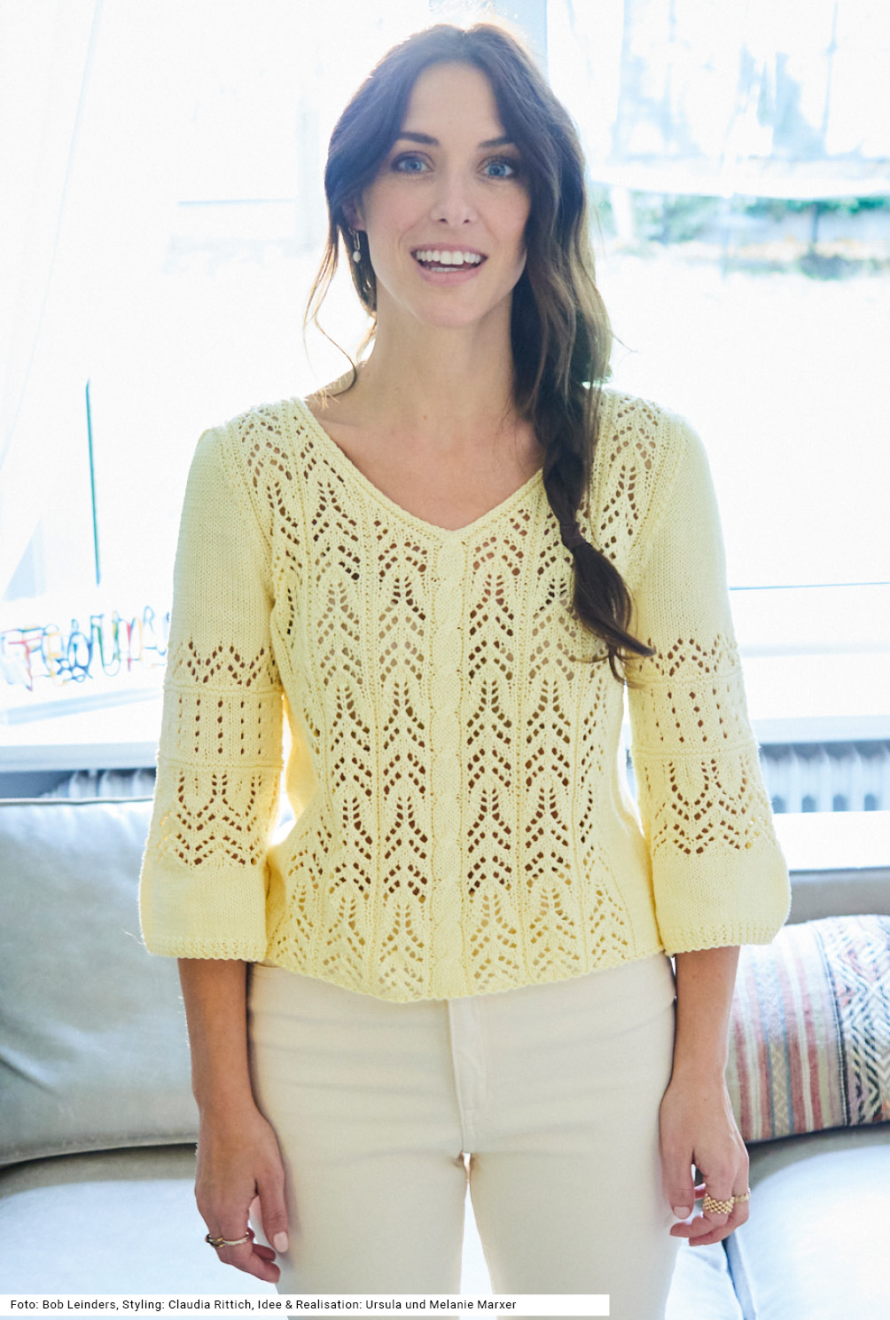 Modellansicht Bild 2: V-Ausschnittpulli mit Ajourmuster in Gelb