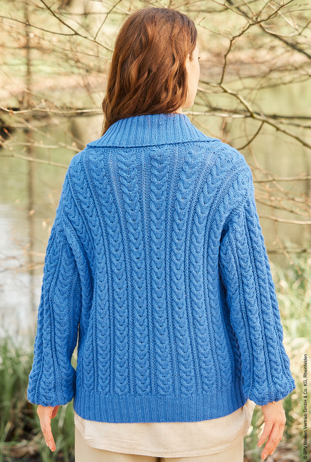 Strickset - Kurzgeschnittene Jacke mit plakativen Zöpfen Gr. 38/40