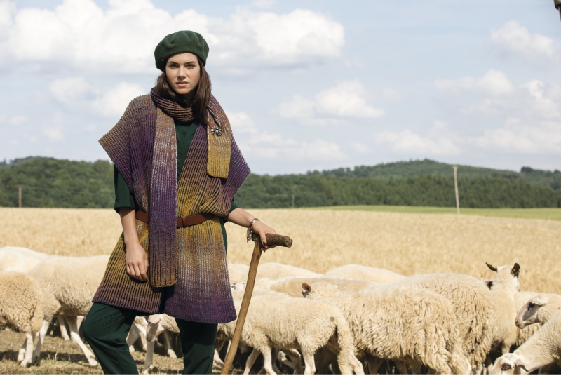 Modischer, handgemachter Poncho mit Farbverlauf. Warmer Schal, grüner Beret. Kunstvolle Handarbeit.