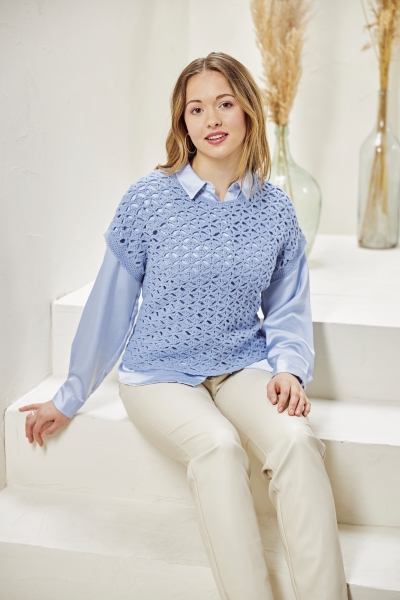 Häkelpullover in Hellblau, handgemacht, kombiniert mit hellblauer Bluse. Modischer Look, ideal für DIY-Fans.
