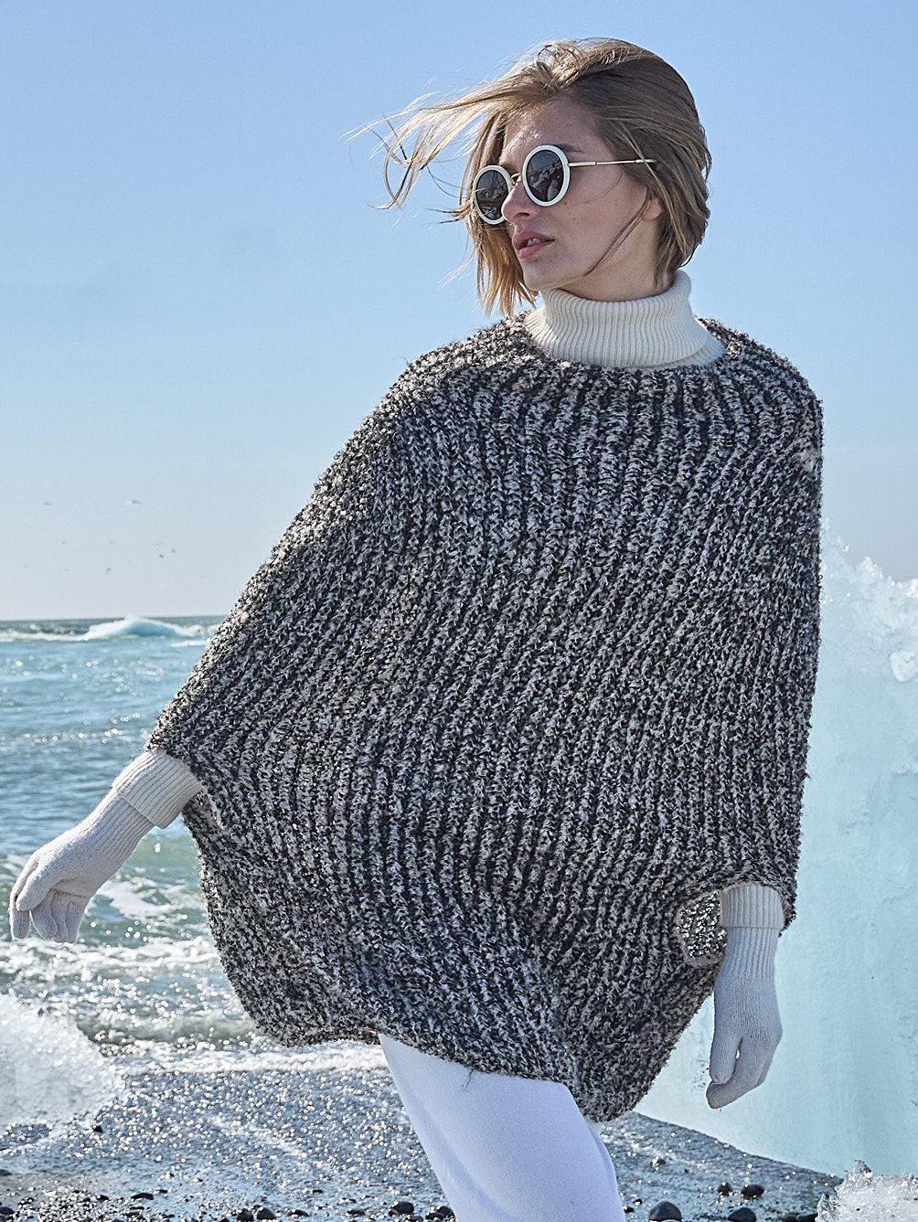 Zweifarbiger Poncho in Beige und Schwarz