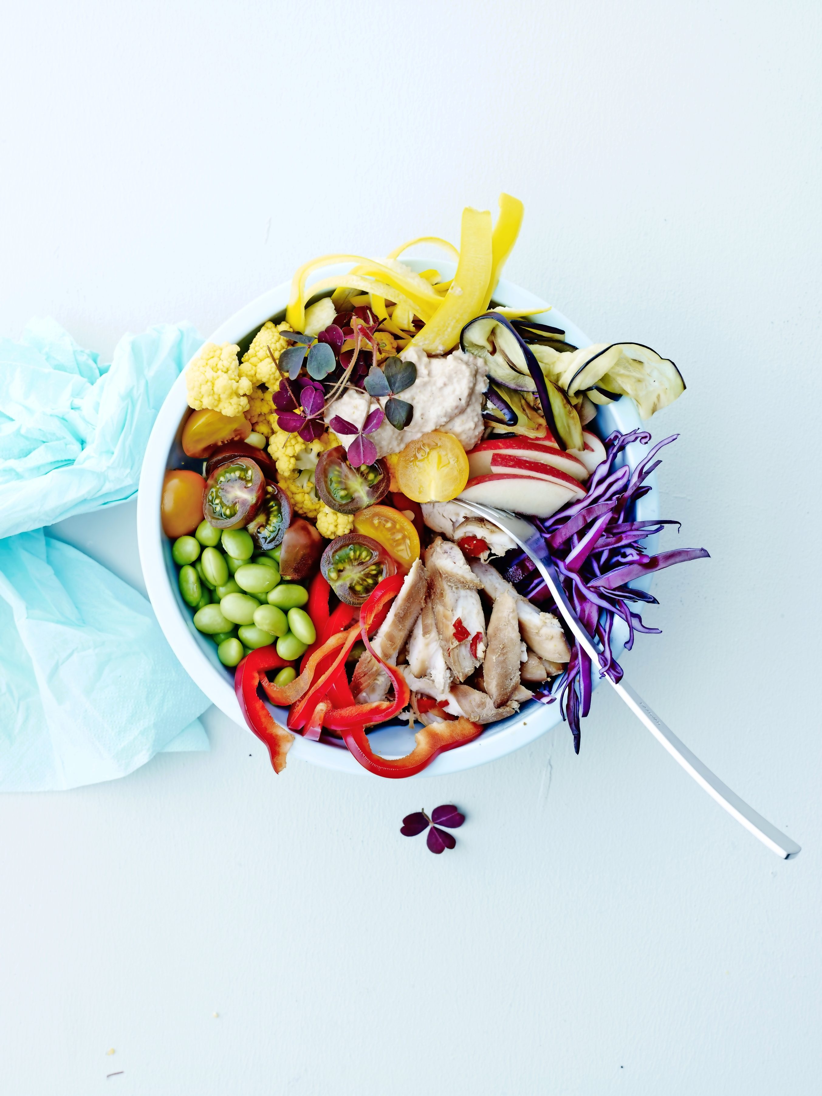 Bunte Mischung aus edamame, Tomaten und Kohl. Frisch, gesund, kreativ präsentiert.