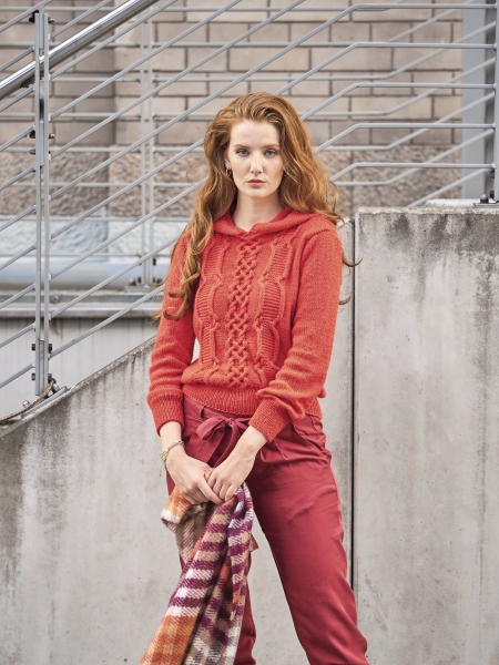 Roter Strickpullover mit Zopfmuster, kombiniert mit roten Hosen. Modisch, DIY, handgemacht.