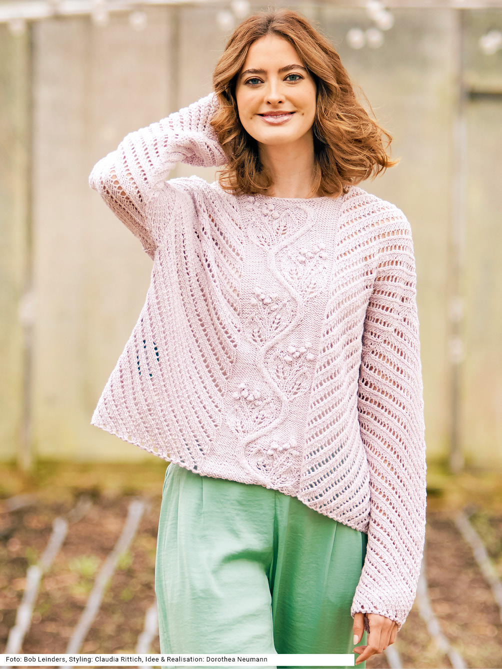 Modellansicht Bild 1: Pulli mit Blattranke und Diagonalrippen in Flieder
