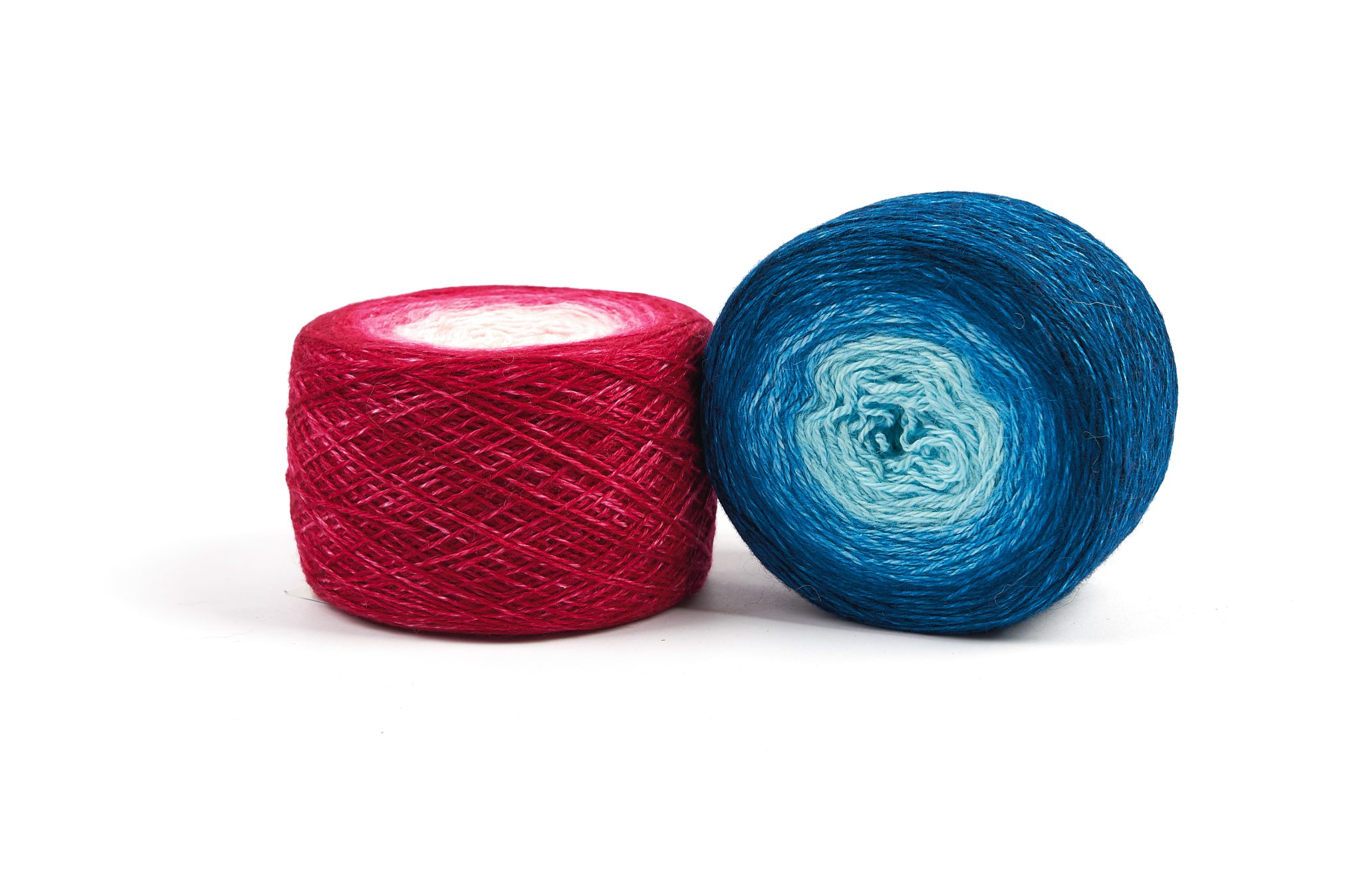 Rotes und blaues Verlaufsgarn, perfekt fĂŒr handgemachte Projekte. Modisch, kreativ, DIY.