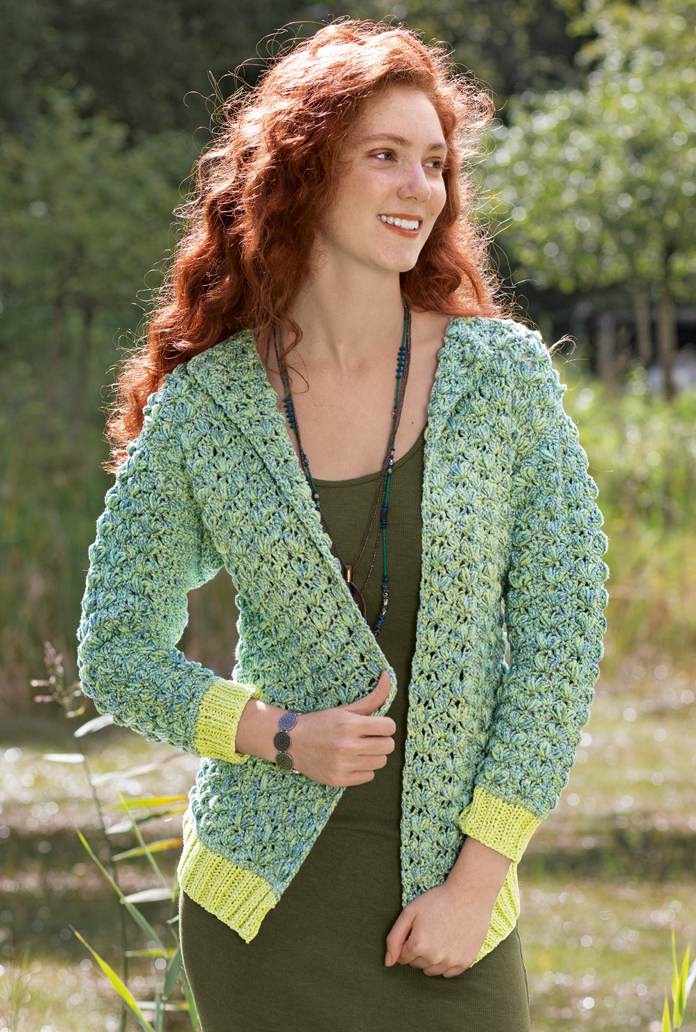 Verschlusslose Häkeljacke mit Büschelmaschen, gestrickten Bündchen und Gürtel