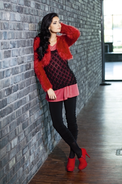 Rote Felljacke, schwarzes Spitzenmuster, pinker Saum, rote Schuhe. Schick & handgemacht.