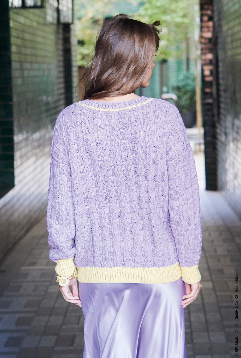 Modellansicht Bild 5: Pullover mit Karomuster in Gelb und Flieder