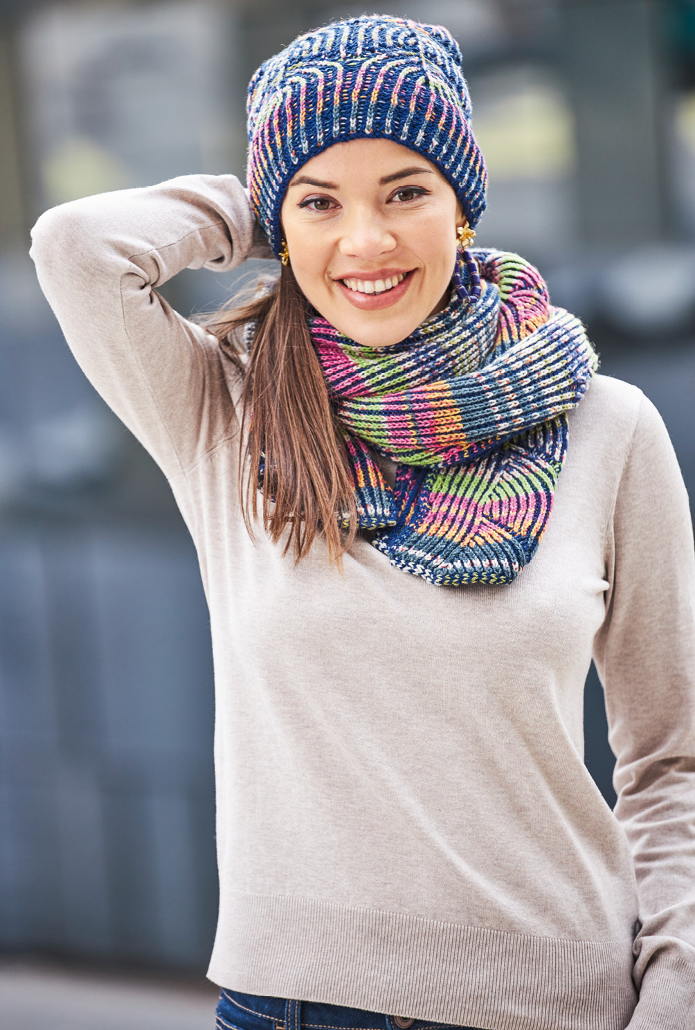 Modellansicht Bild 3: Mütze und Schal im Farbverlauf im Briochemuster (Patentmuster)