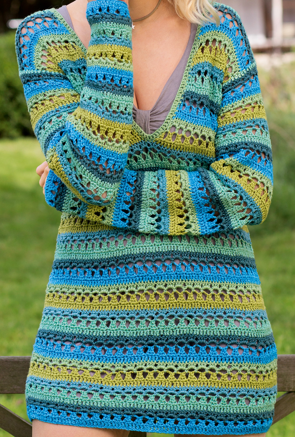 Modellansicht Bild 4: Gehäkelter Pulli oder Minikleid mit Streifenmuster in sechs Farben