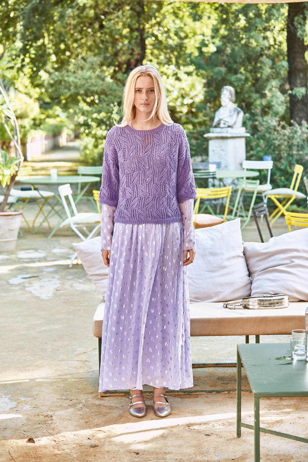 Fliederfarbener, gestrickter Pullover über langem, transparentem Tüllkleid; stilvoll und handgemacht.