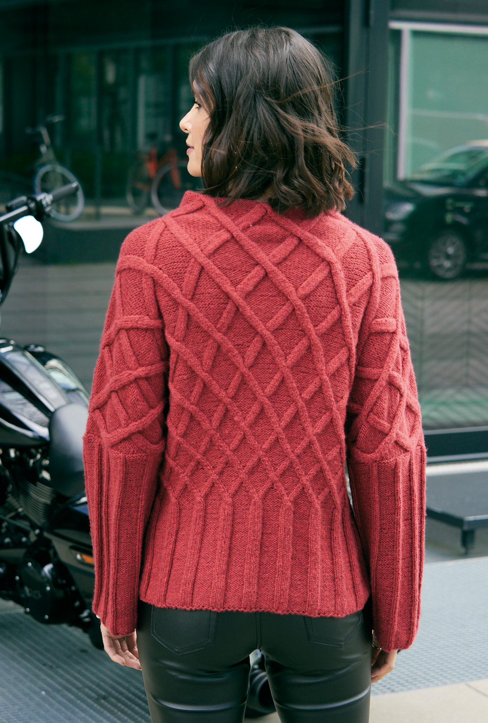 Modellansicht Bild 5: Roter Pulli mit Zopf-Rautenmuster