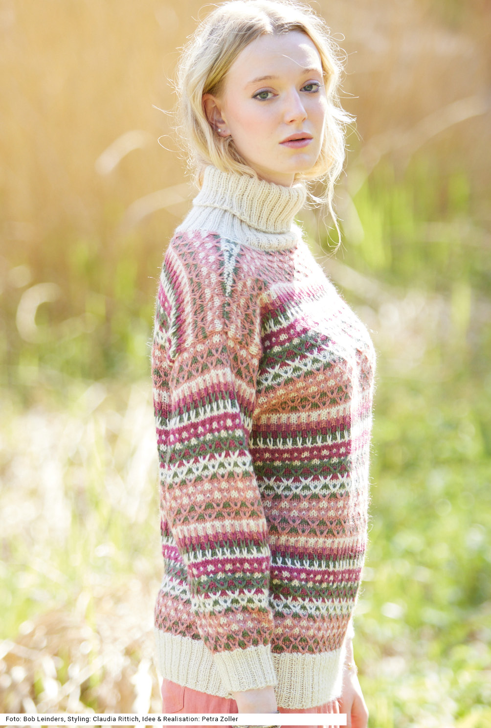 Modellansicht Bild 4: Pulli mit Hebemaschenmustern in Natur, Altrosa, Oliv und Rot