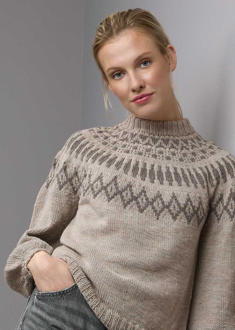 Beiger Pullover mit grauem Rauten-Muster, weit geschnitten, Strick-Optik, handgemacht, skandinavischer Stil.