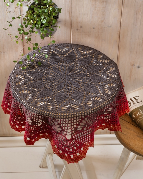 Moderne, handgemachte Tischdecke in Grau und Rot. Detailreiches, gehäkeltes Muster. DIY mit Farbverlauf.