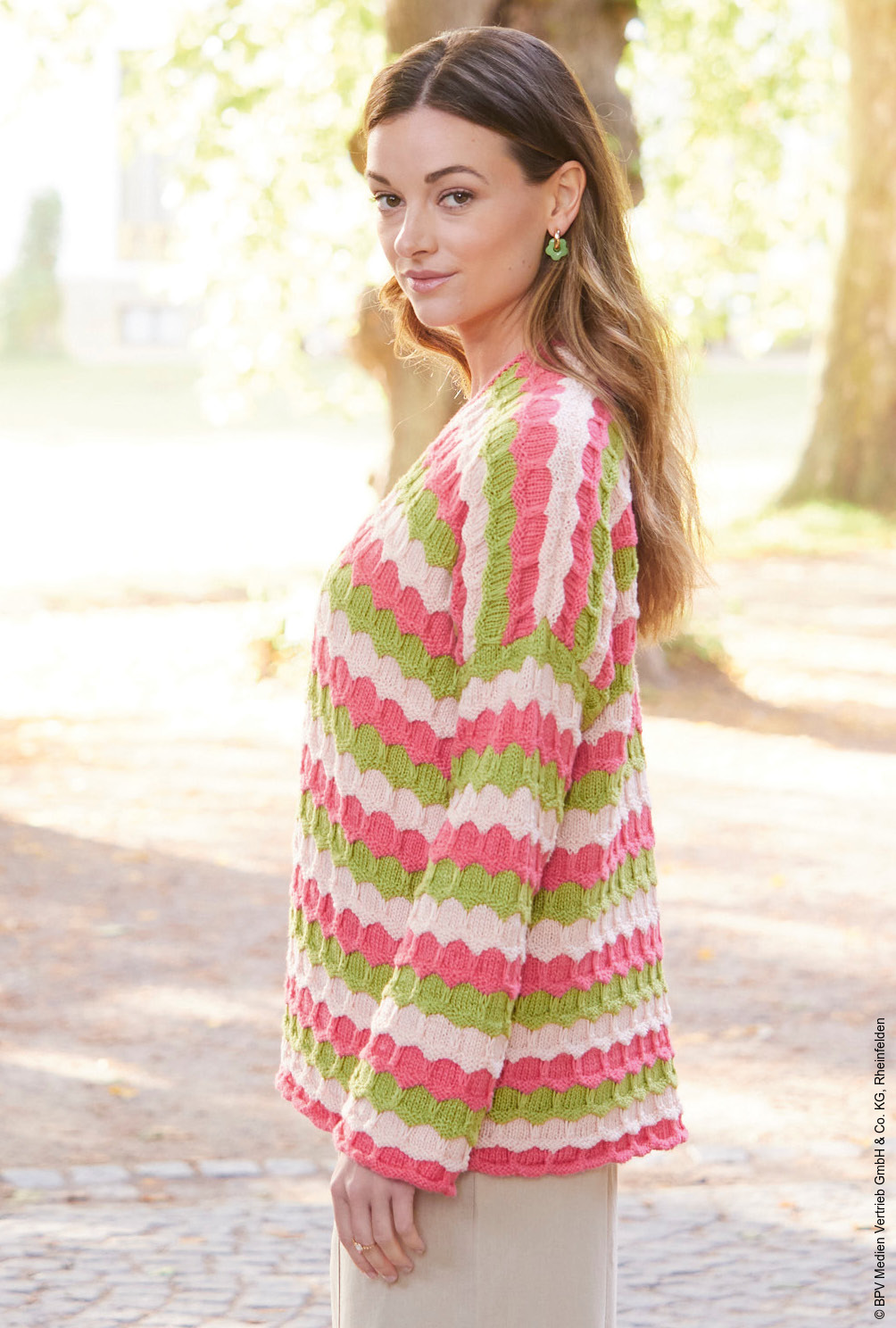 Modellansicht Bild 3: Ringeltop und Jacke mit Wabenmuster