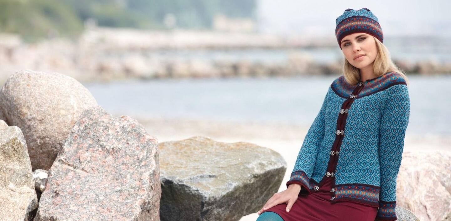 Blaues Strick-Set, meliert. Beanie mit Streifen. Jacke mit Knopfleiste, farbige Akzente, handgemacht.