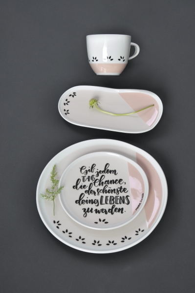 Weiß-pinkes Geschirr mit Blumenmuster und Schriftzug, modisch, handgemacht, diy.