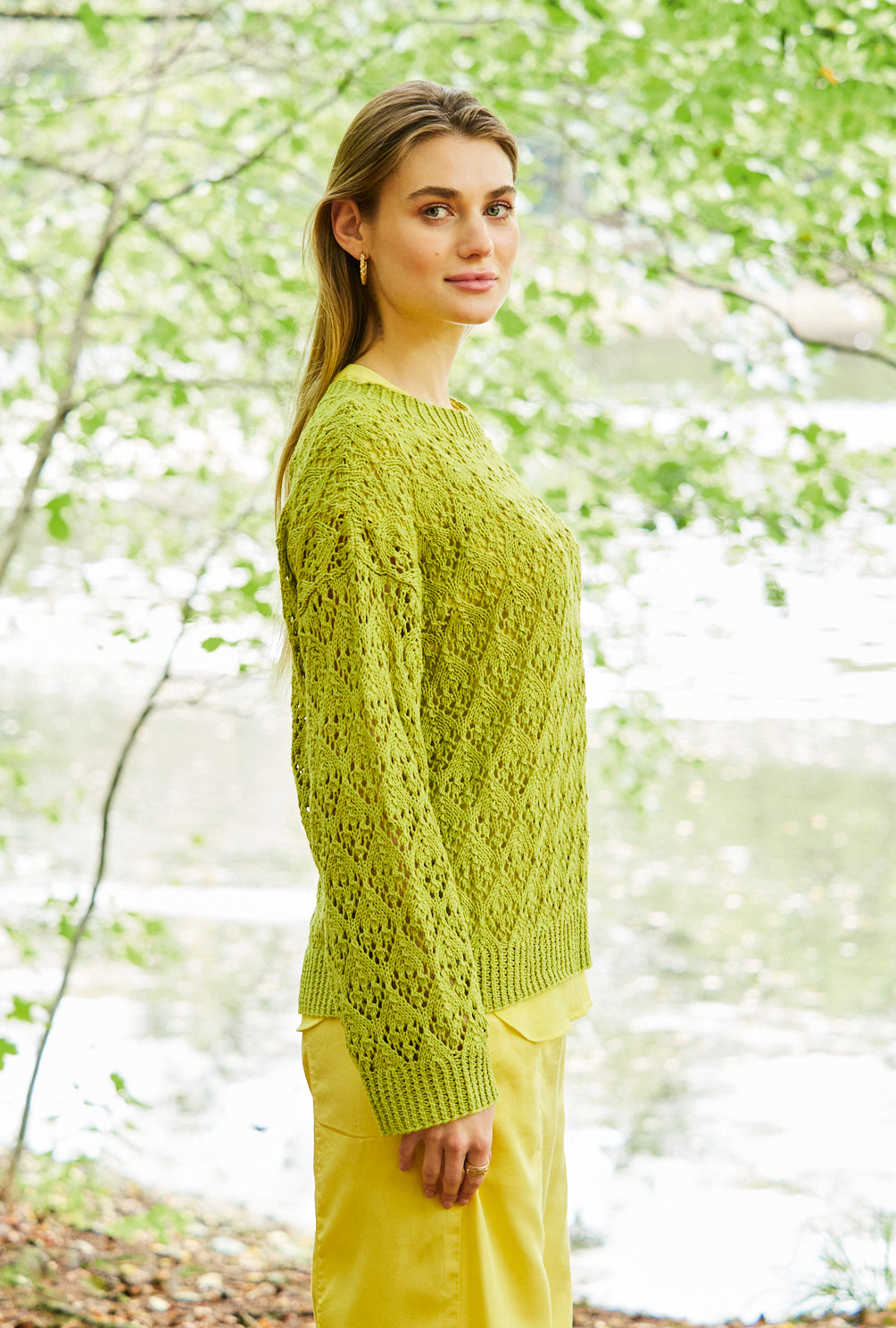 Modellansicht Bild 4: Grüner Pullover im Ajourmuster