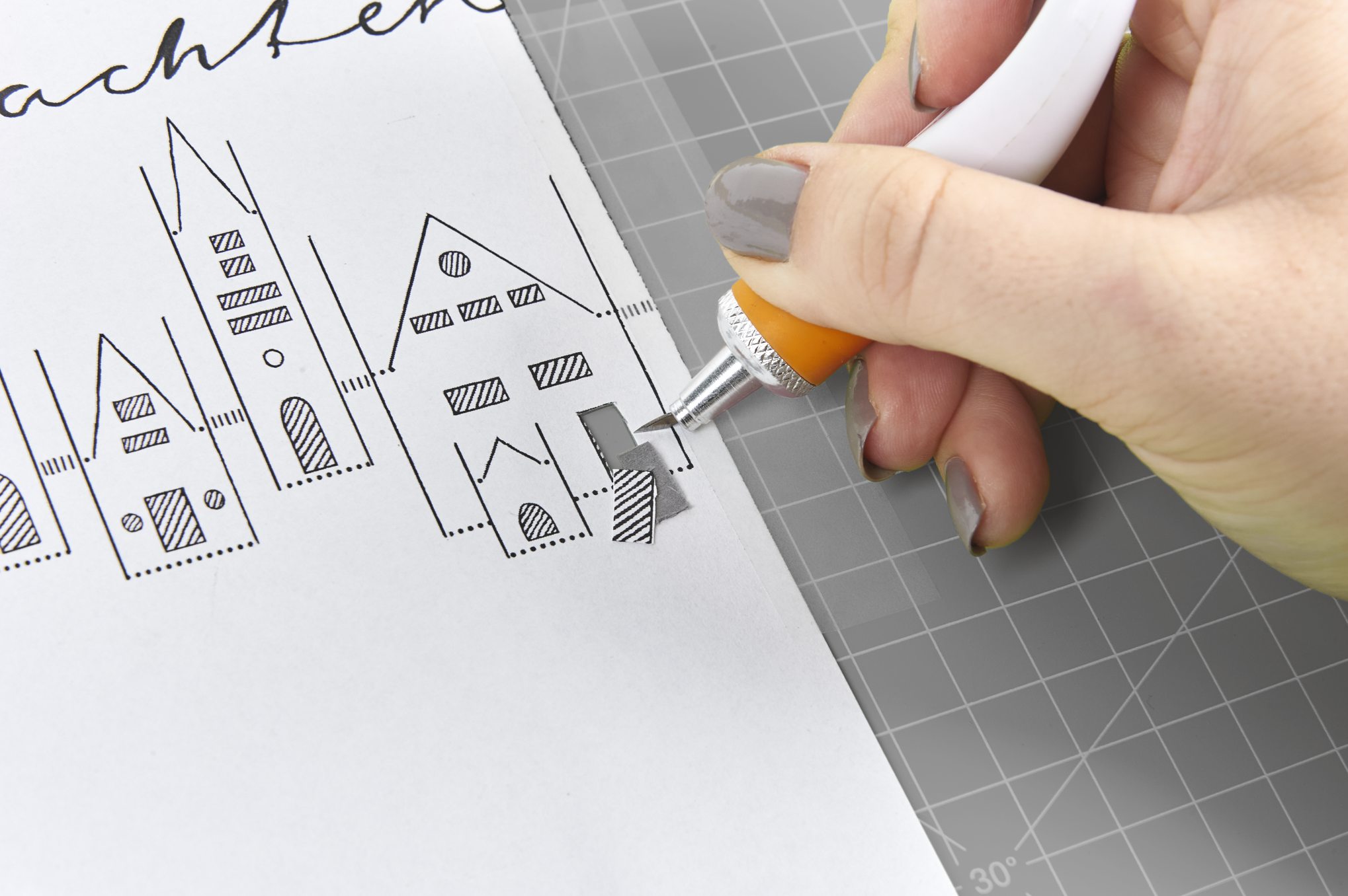 Schwarz-weißes DIY-Papierdesign, geometrische Linien, detailreich und kunstvoll, handgefertigte Präzision.