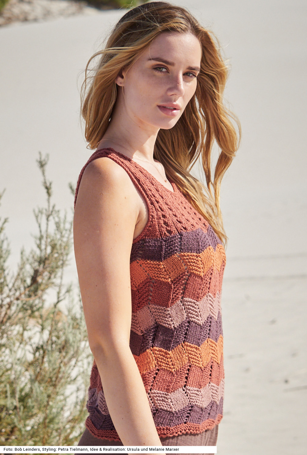 Modellansicht Bild 4: Top und Tasche mit Zackenmuster in Rost, Terracotta, Rosenholz und Aubergine