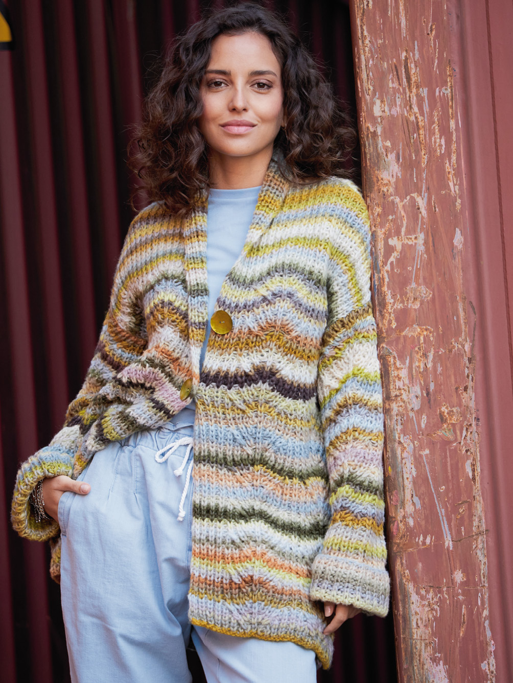 Modellansicht Bild 1: Cardigan mit strukturiertem Patentmuster im Farbverlauf